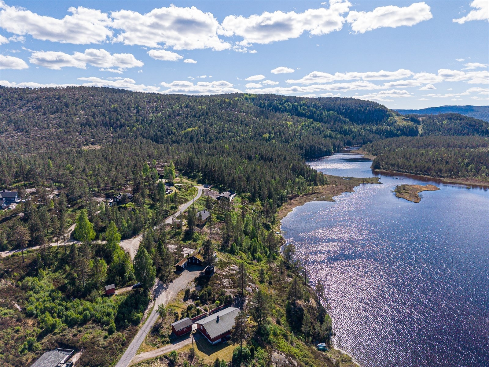 I området finnes det flere gode fiskevann, og det er gode muligheter for plukking av bær og sopp. Galleribilde