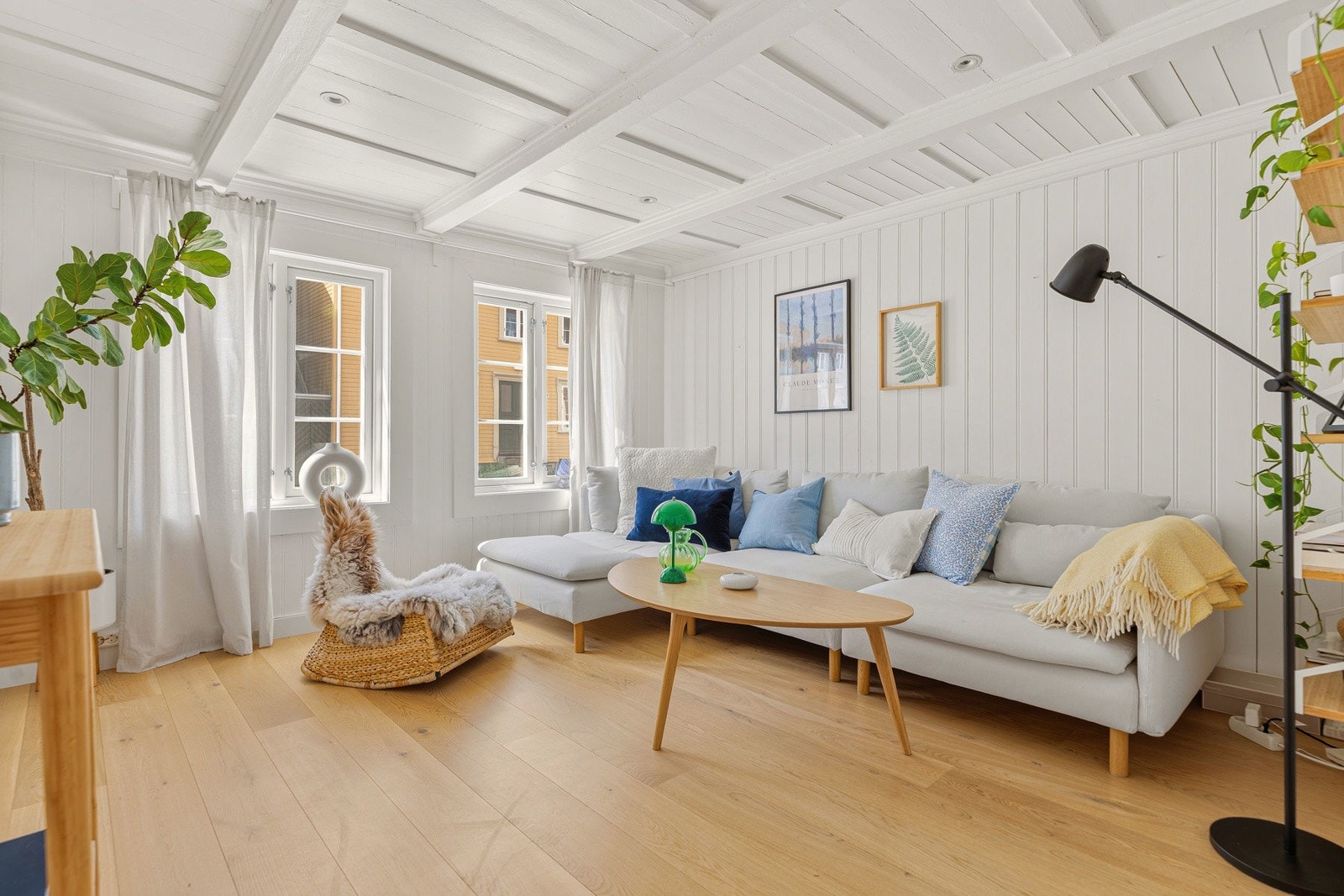 Flott modernisert stue med downlights i taket Galleribilde