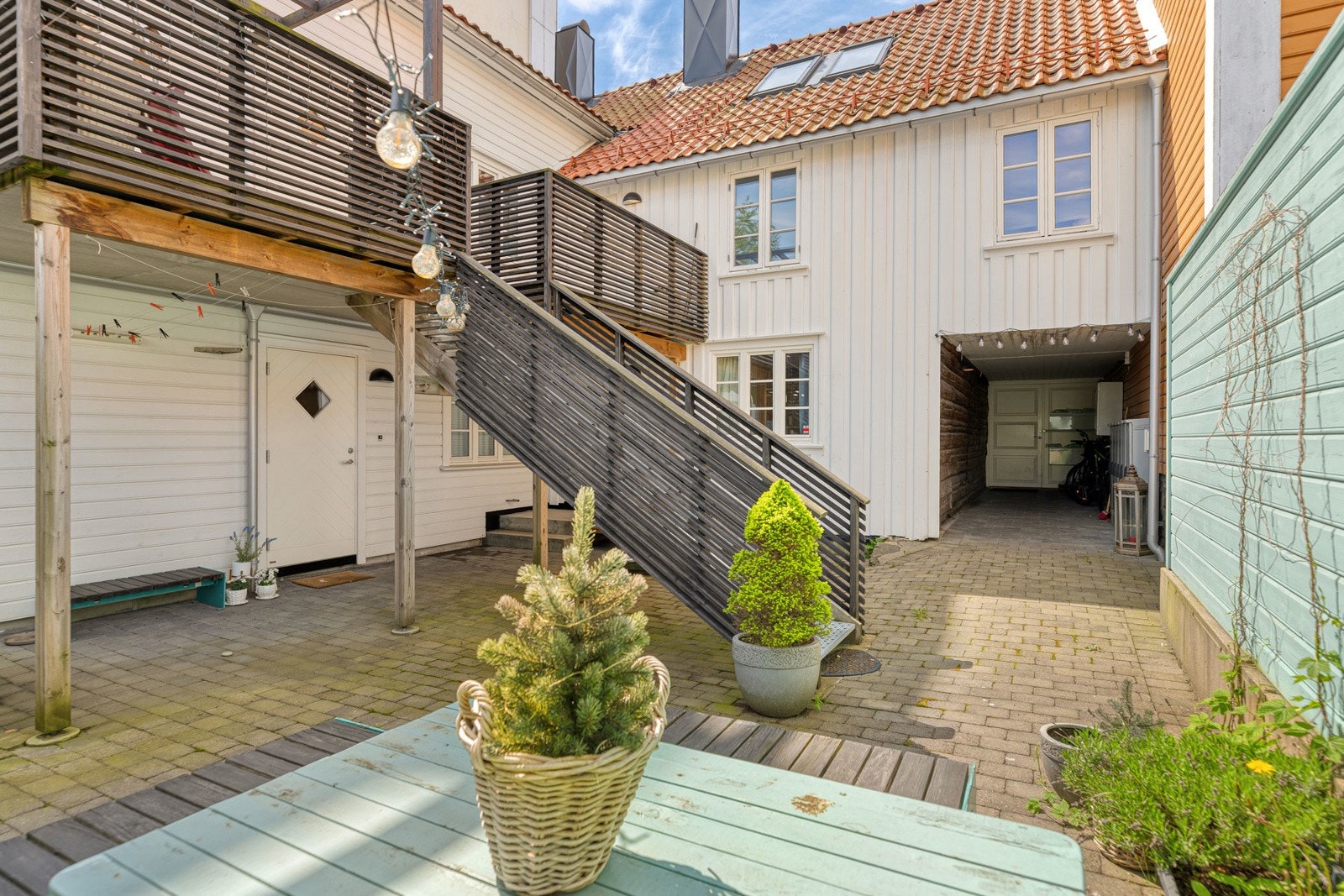 Bakgården er felles for de 4 leilighetene i sameiet Galleribilde