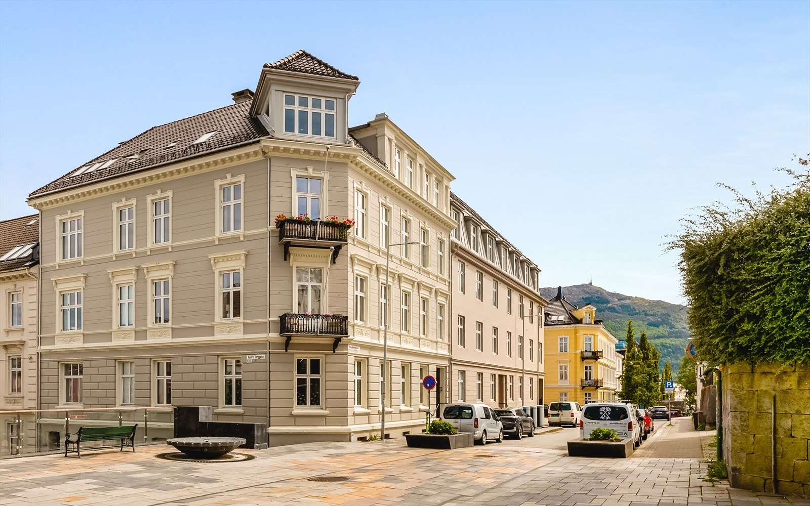 Attraktiv og sentral beliggenhet i et veletablert nabolag. Galleribilde