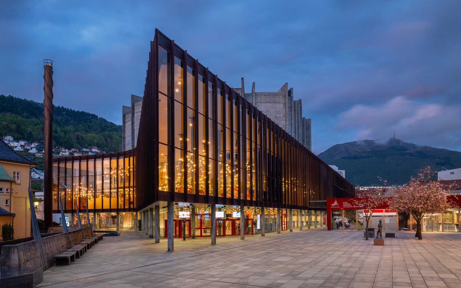 Kulturelle opplevelser venter i Grieghallen, en kort spasertur unna. Galleribilde