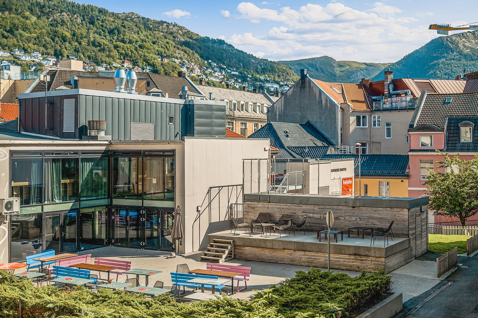 Fra Sydneshaugen er det kort vei til både byfjellene og sentrum. Galleribilde