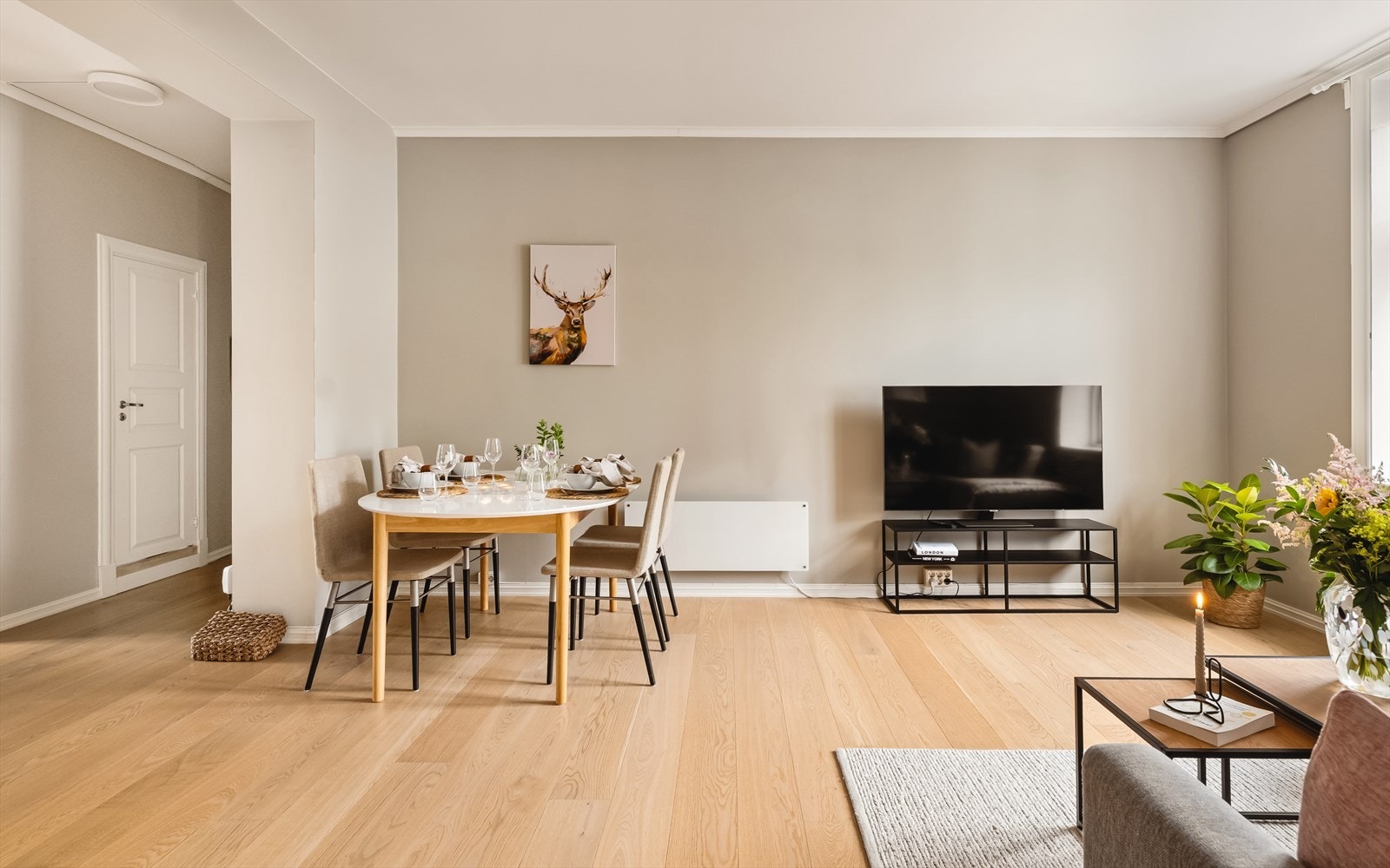 Stuen har god plass til både en romslig sofagruppe og et spisebord for sosiale sammenkomster. Galleribilde