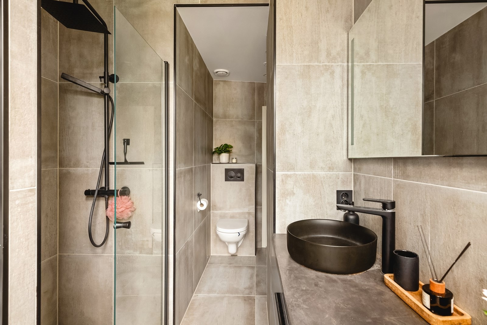 Badet ble pusset opp i 2021 med keramiske fliser, elektriske varmekabler og dusjnisje med takdusj. Galleribilde