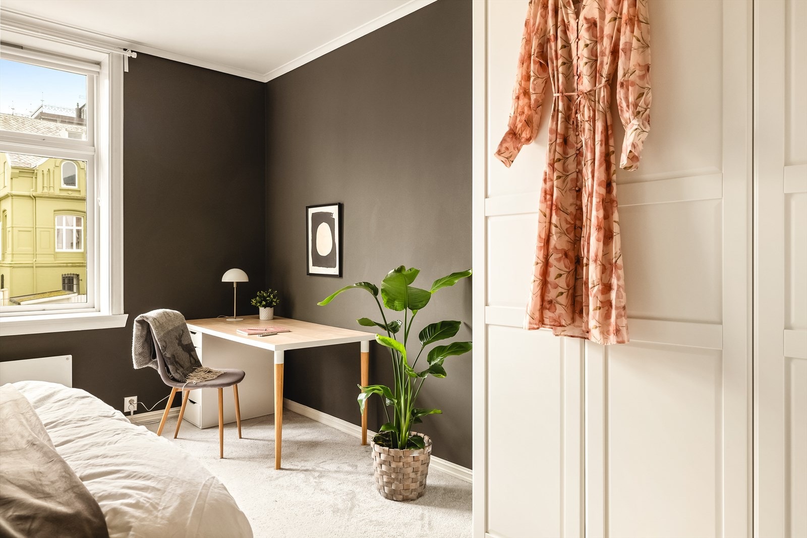 Her er det god plass til en kontorløsning eller et sminkebord. Galleribilde