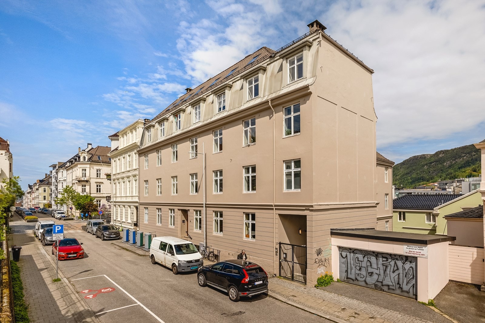 Bygården fra 1900 har en solid konstruksjon med yttervegger i pusset og malt mur. Galleribilde