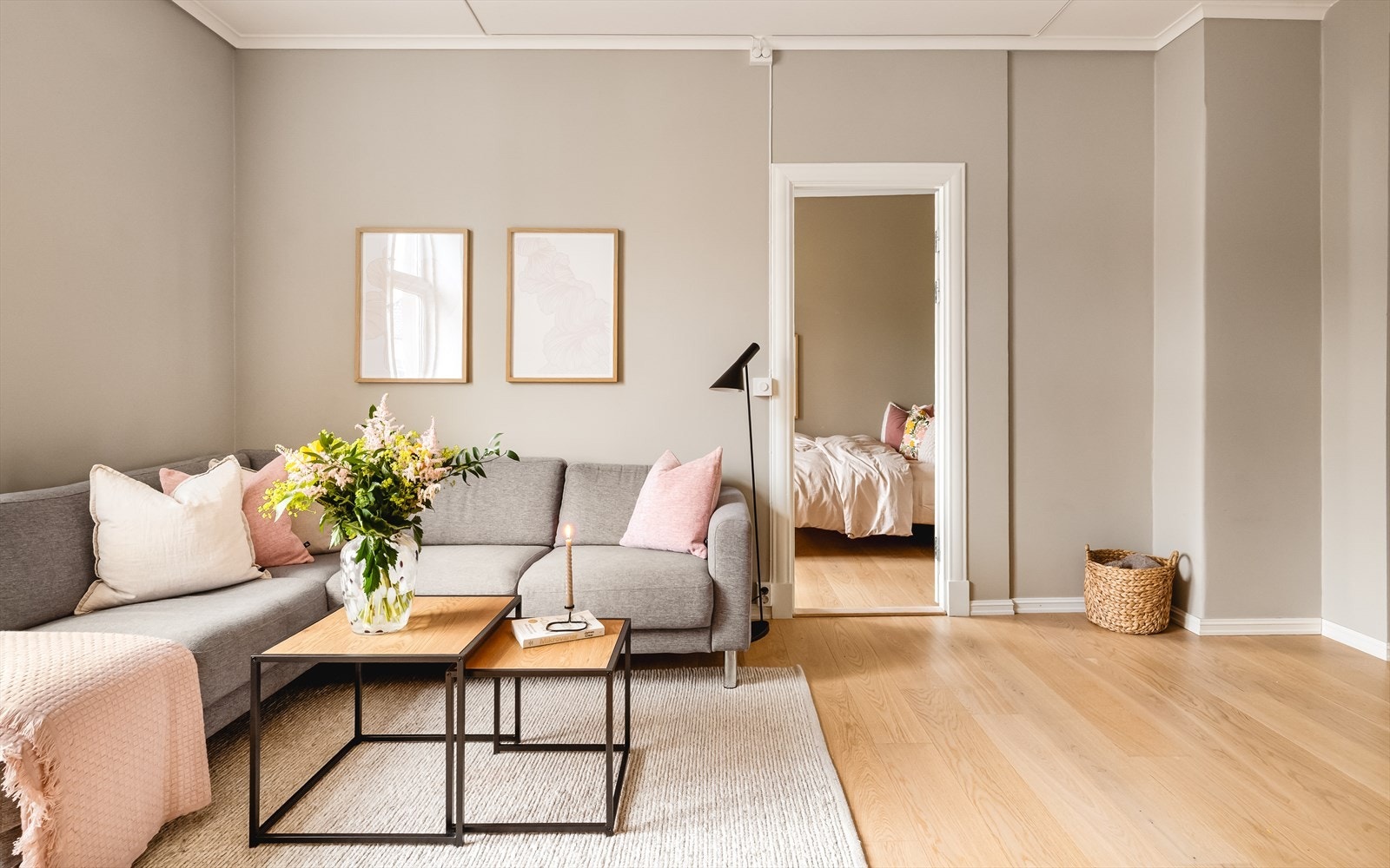 Malte, slette flater og en-stavs eikeparkett gir et helhetlig og stilrent uttrykk i oppholdsrommene. Galleribilde