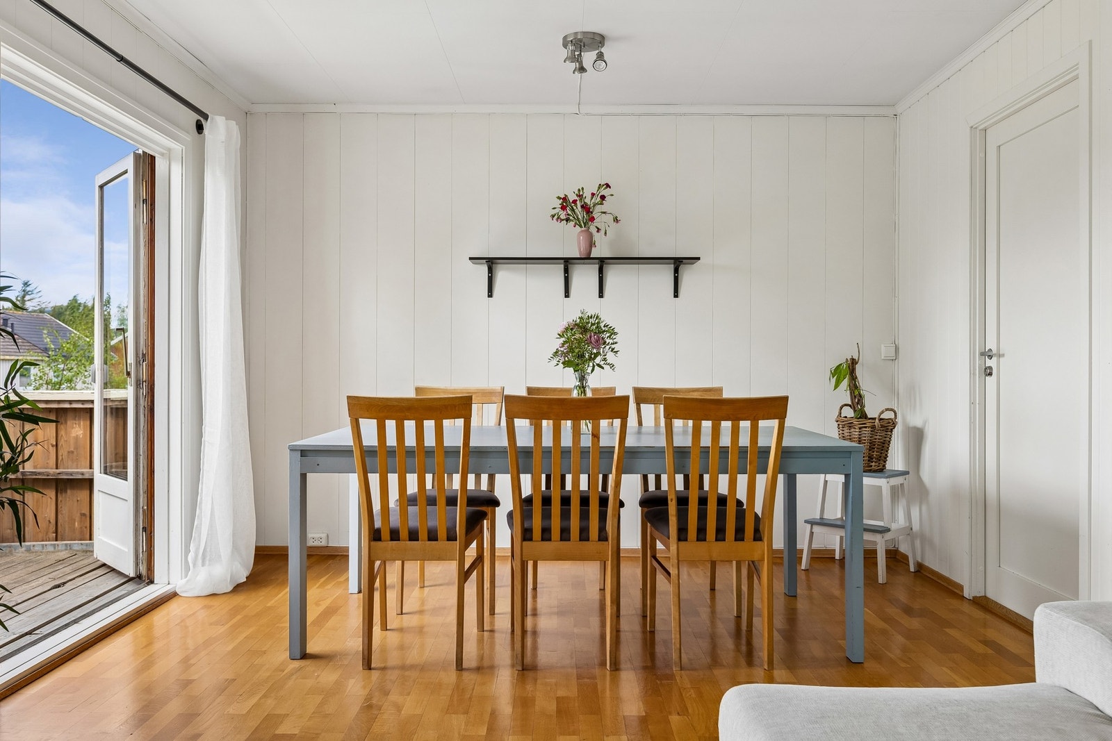 Lys og innbydende stue med god møbleringsfrihet og fine soner for innredning. Galleribilde