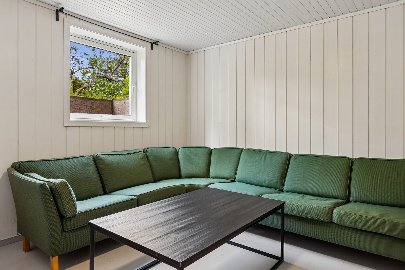 Kjelleren inneholder kjellerstue, bad/vaskerom, 3 boder og gang/trapp. Galleribilde