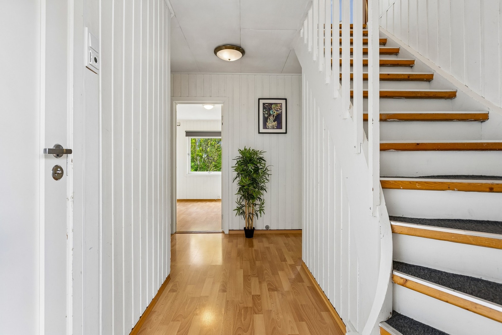 1.etasje består av 5 soverom, gang, trapperom, vindfang, kott, bad og wc. Galleribilde