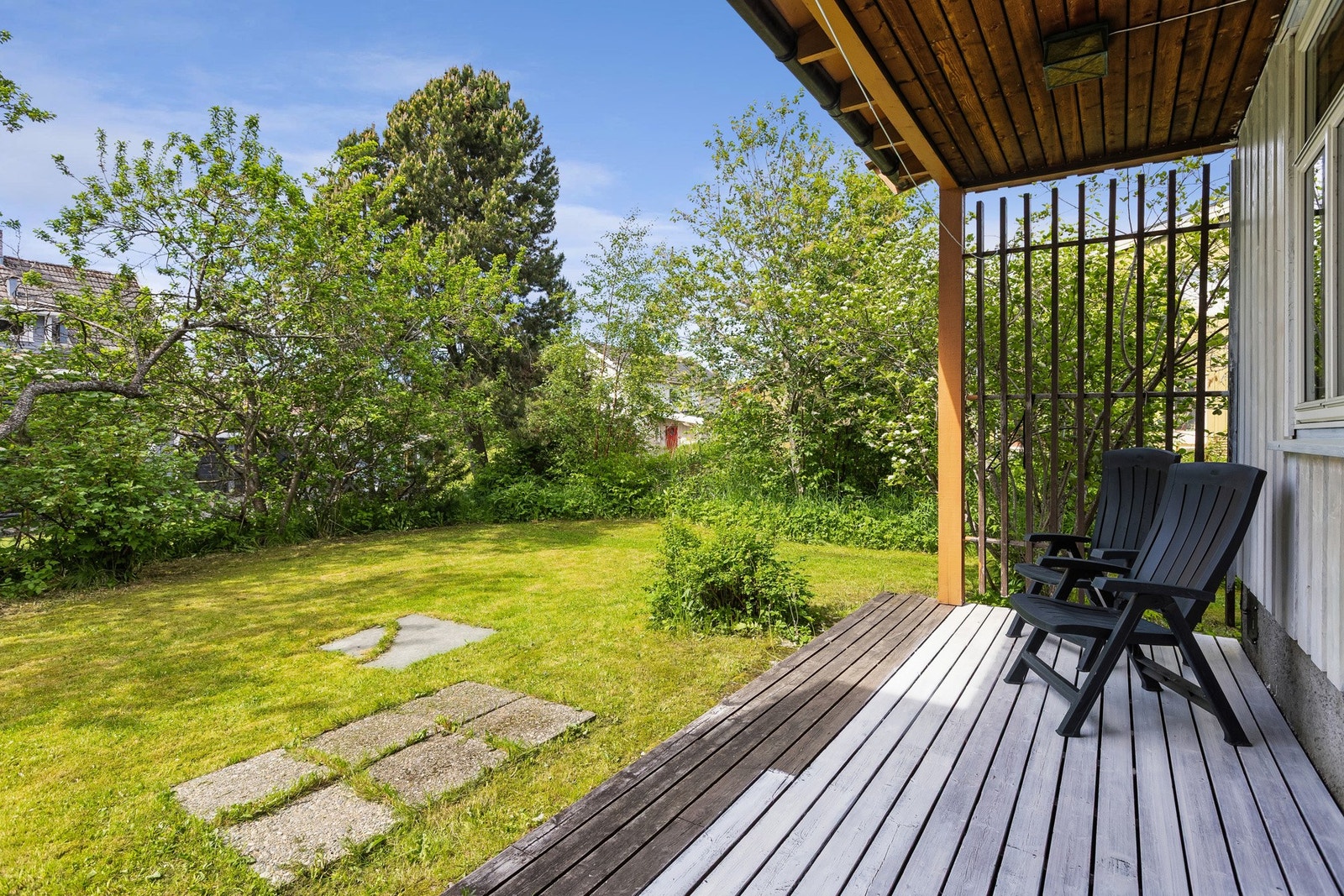 Romslig terrasse med gode uteområder - perfekt for hyggelige stunder utendørs gjennom hele sesongen. Galleribilde