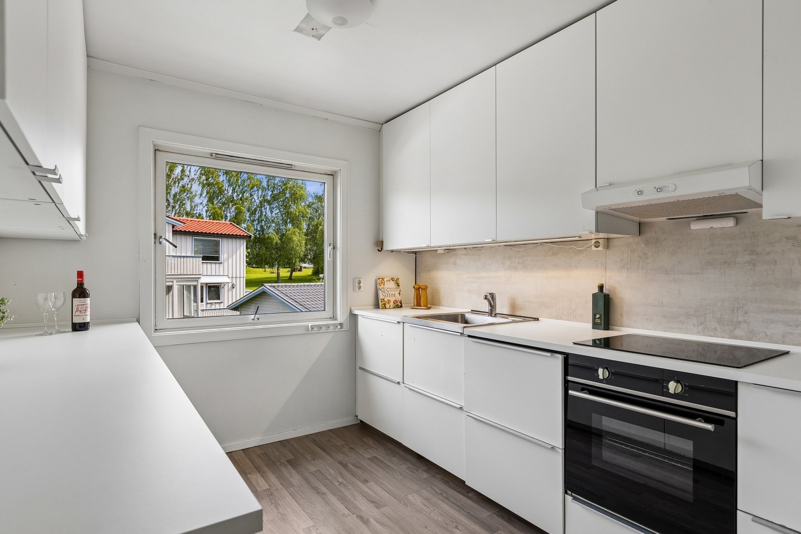 Kjøkkenet er godt utbygget med rikelig skap- og benkeplass, og har en praktisk utforming som gjør matlagingen enkel og sosial. Galleribilde