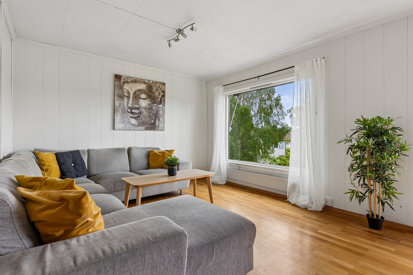 Store vindusflater sørger for godt med naturlig lys og gir stuen en lys og luftig atmosfære. Galleribilde