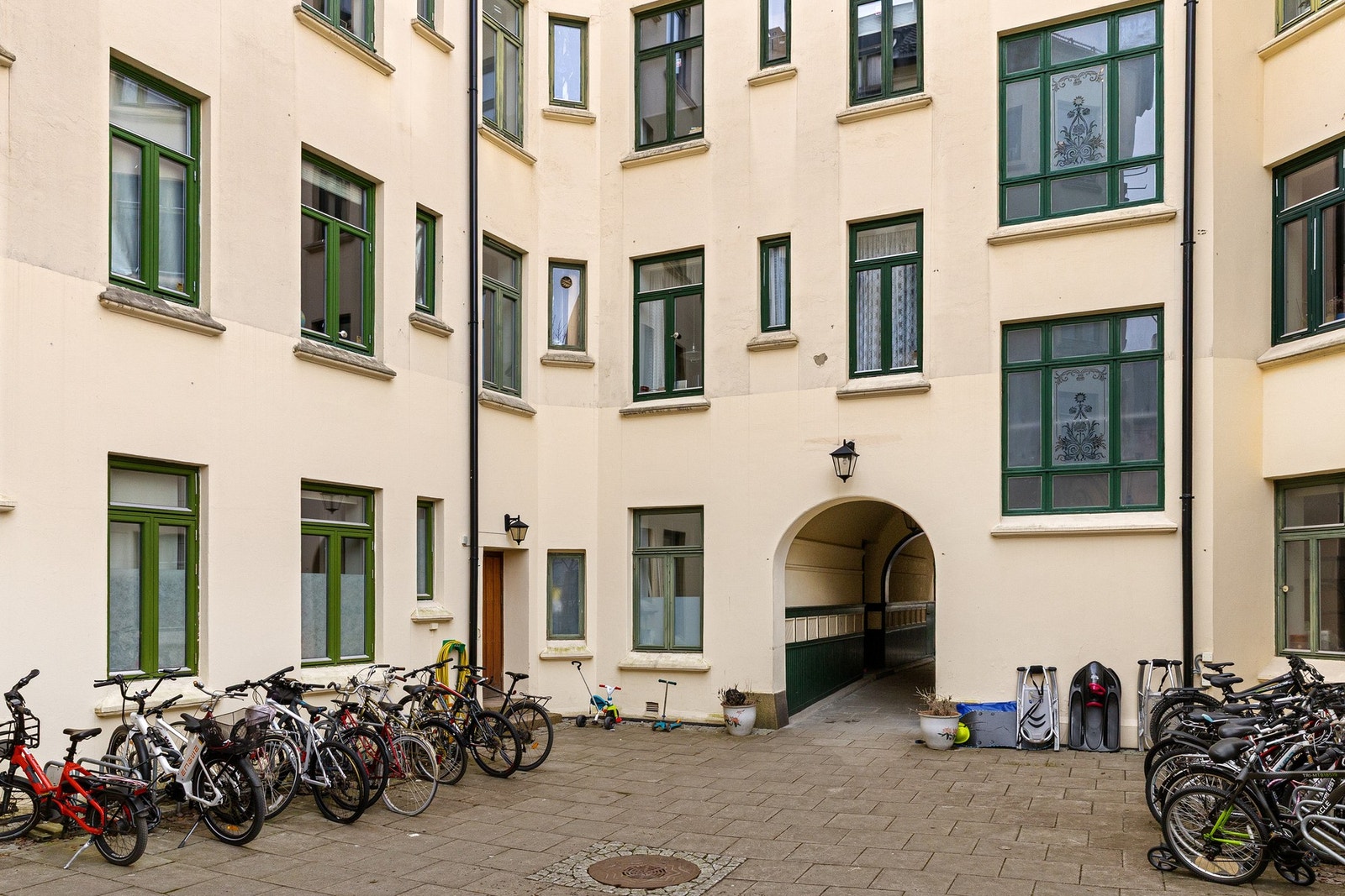 Avlåst bakgård med sykkelparkering for beboerne Galleribilde
