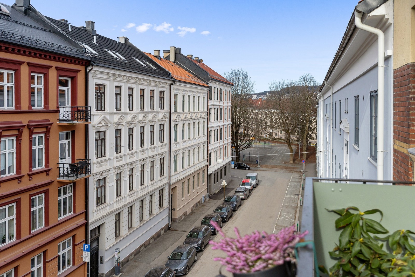 Balkongen er sørvest vendt pg nyter svært gode solforhold fra formiddagen til sen kveld, og fungerer som en naturlig forlengelse av oppholdsarealet i sommerhalvåret Galleribilde