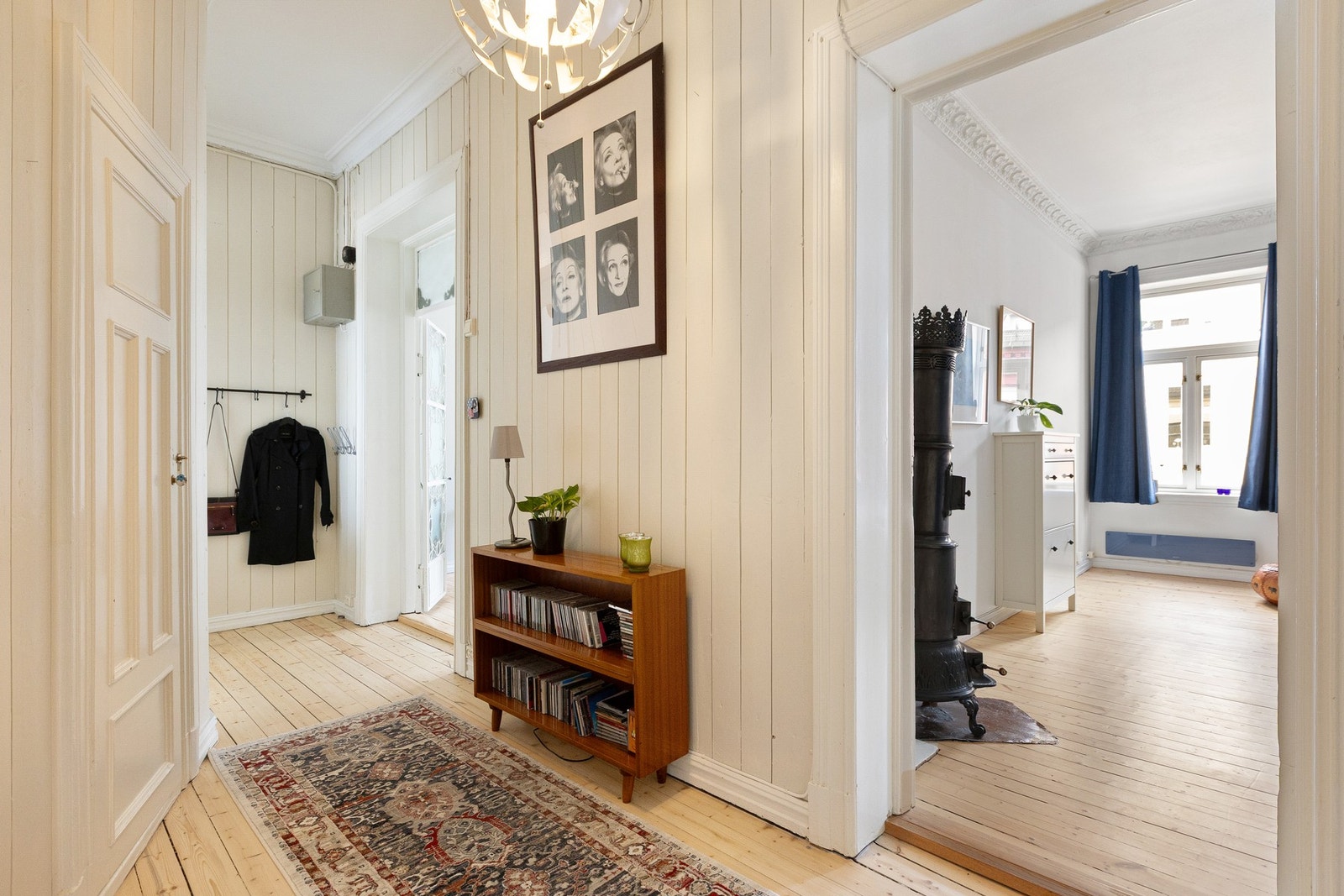 Fra hallen er det adkomst til hovedsoverommet, et romslig rom med gode møbleringsmuligheter Galleribilde
