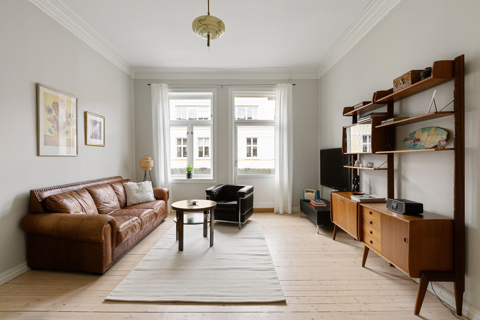 Leiligheten inneholder en romslig entré/hall, lys stue med tilhørende spisestue, separat kjøkken, to gode soverom, praktisk kott og en solrik balkong Galleribilde
