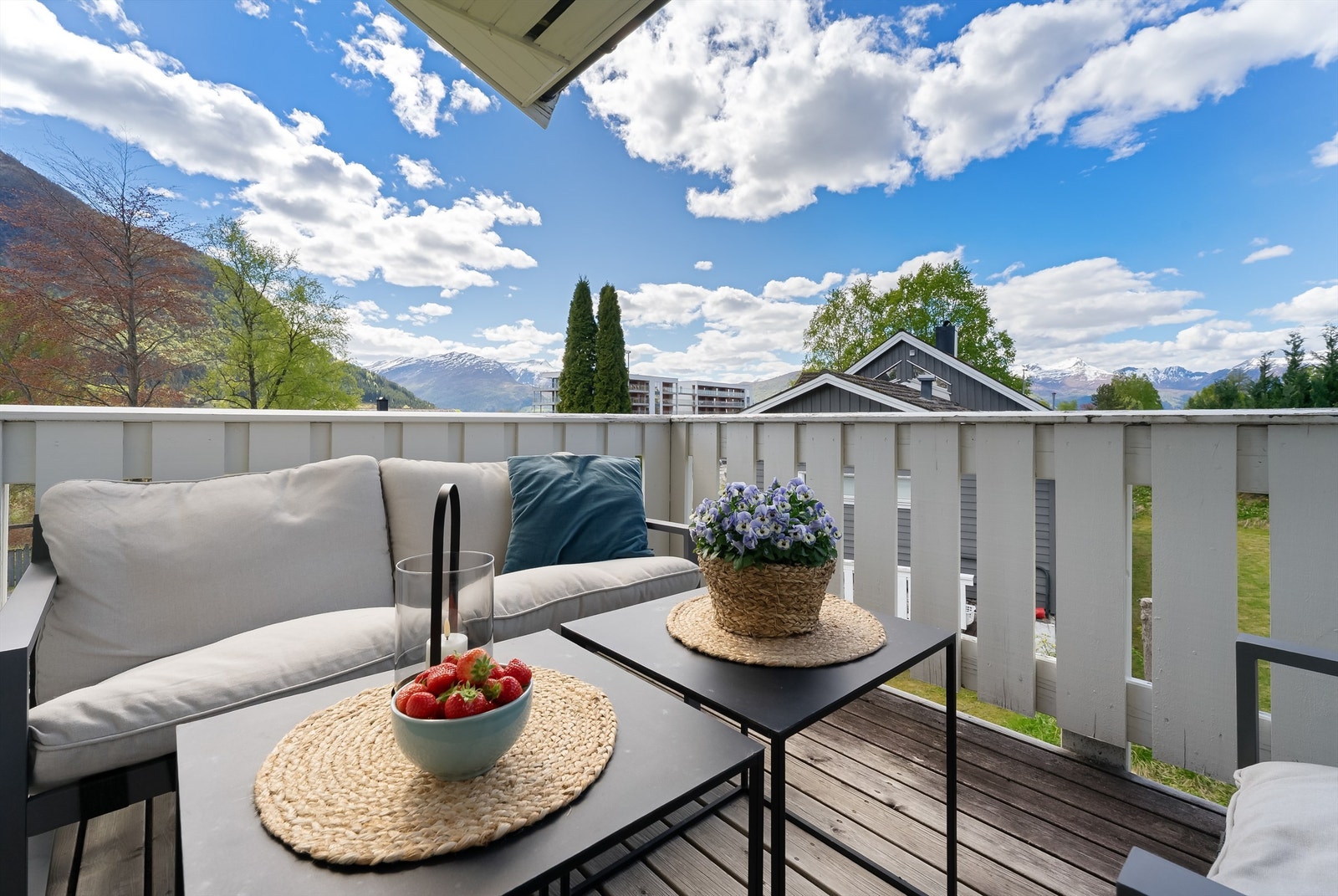 Veranda med god plass til sittegruppe. Galleribilde