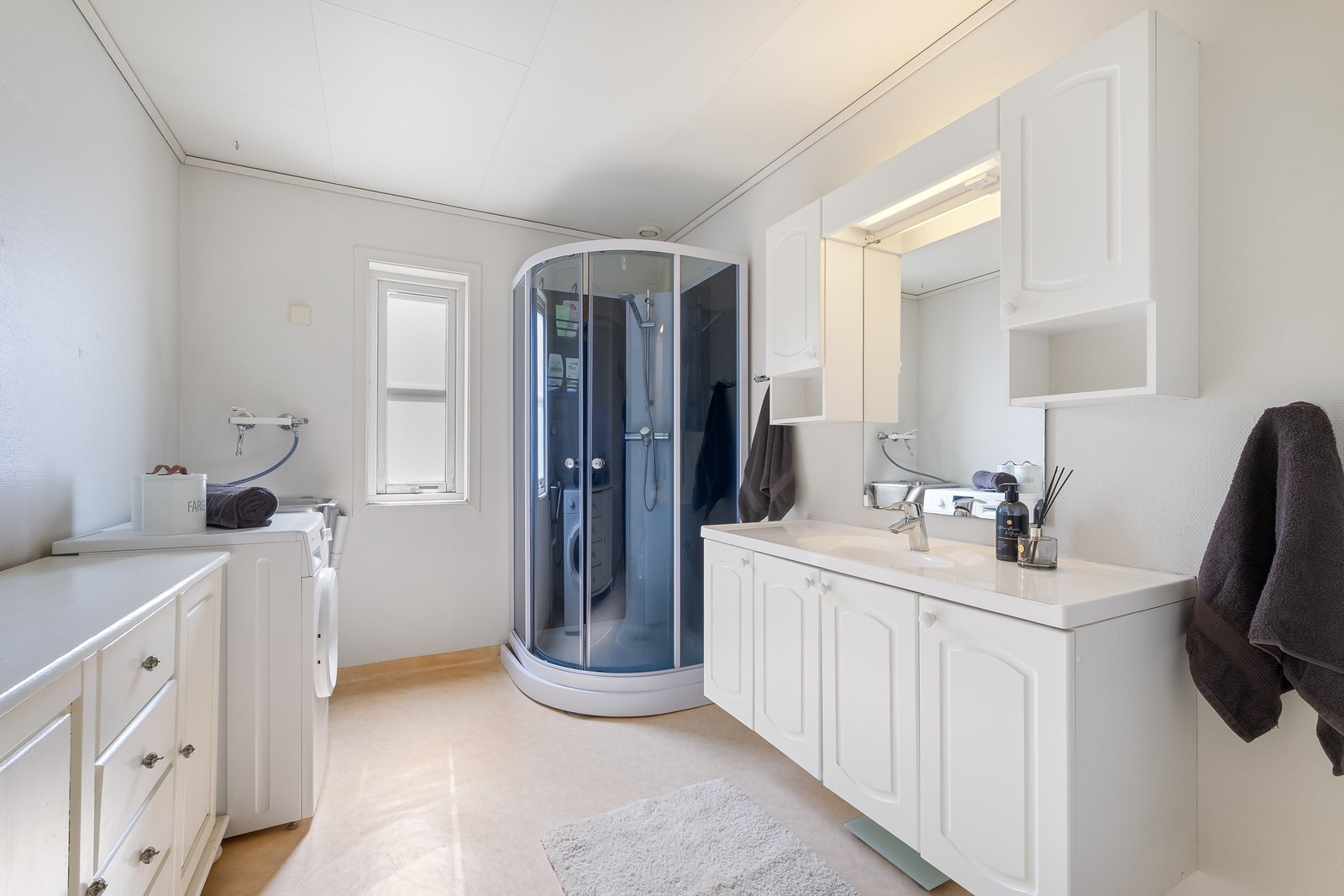 På badet er det god oppbevaringsplass. Galleribilde