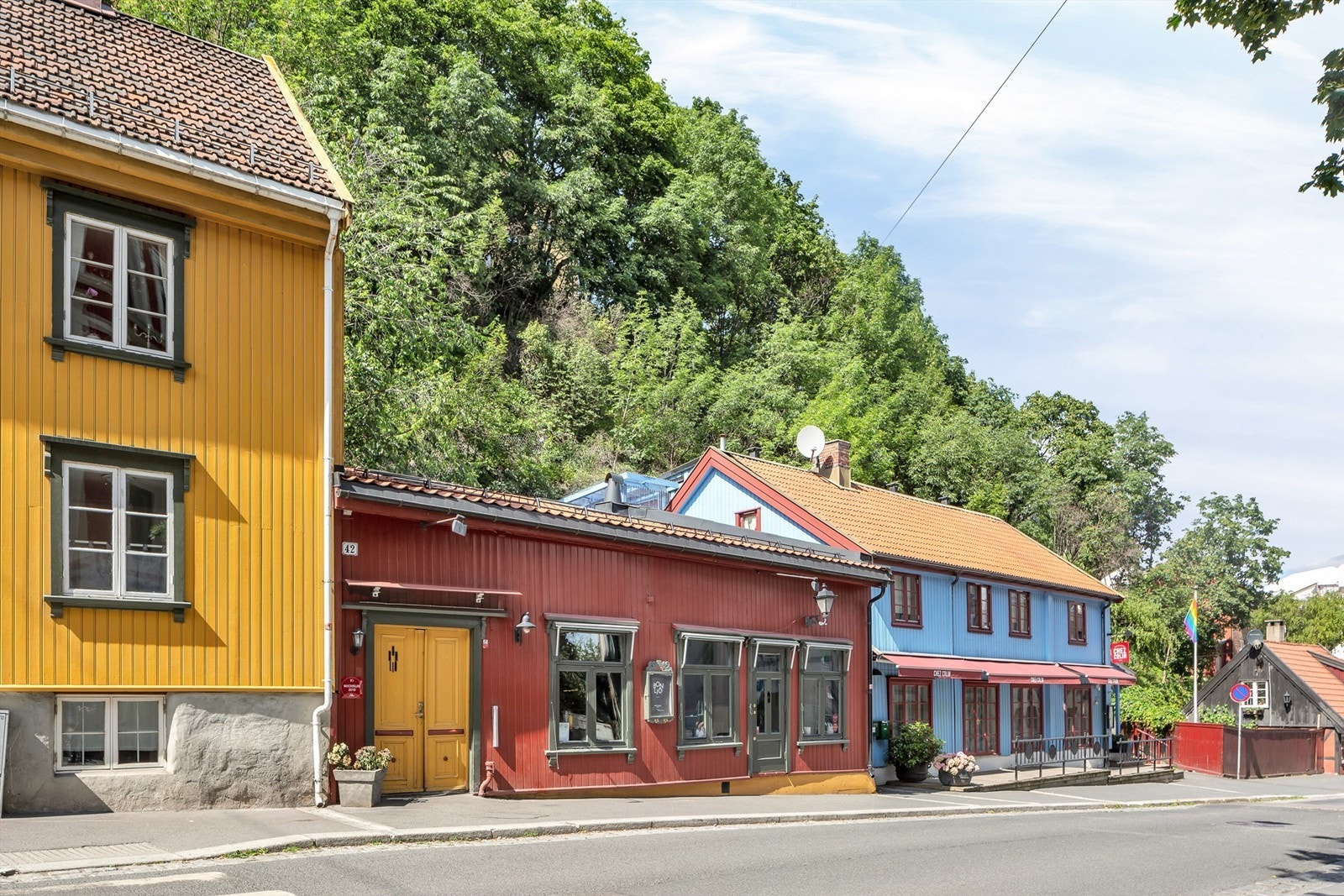 Nærområdet: Fredensborg med sine sjarmerende trehus og restauranter. Trehusbebyggelsen kjennetegner området opp mot Damstredet. Galleribilde
