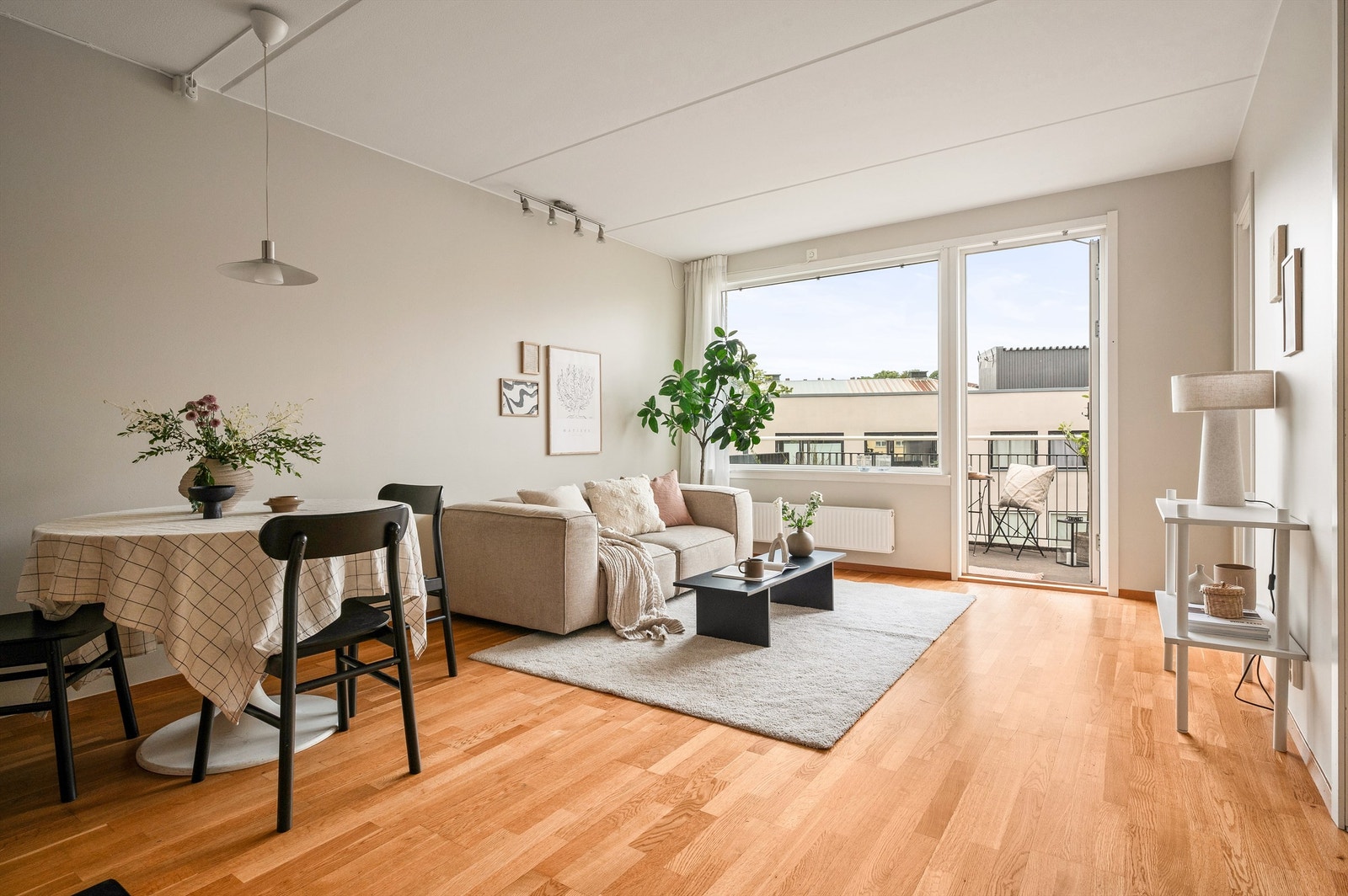 De store vindusflatene slipper inn rikelig med naturlig lys i rommet, og det er god plass til ønsket møblement. Galleribilde
