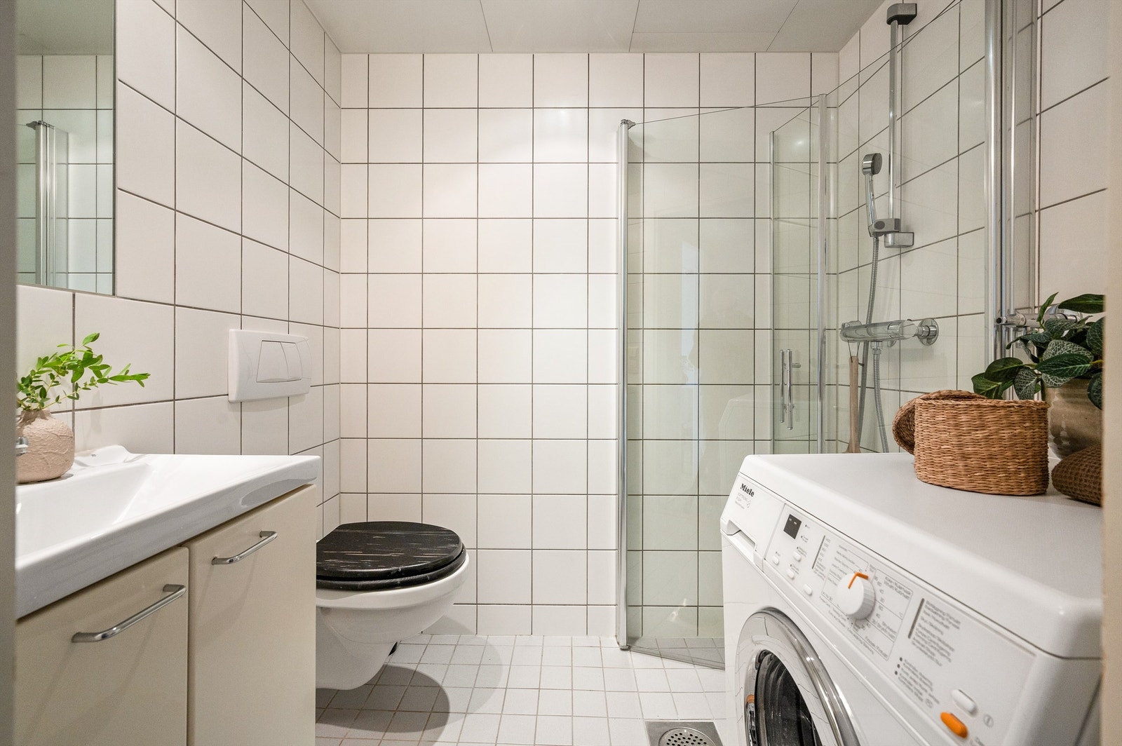 Badet har flislagt gulv med elektrisk gulvvarme og flislagte vegger. Galleribilde