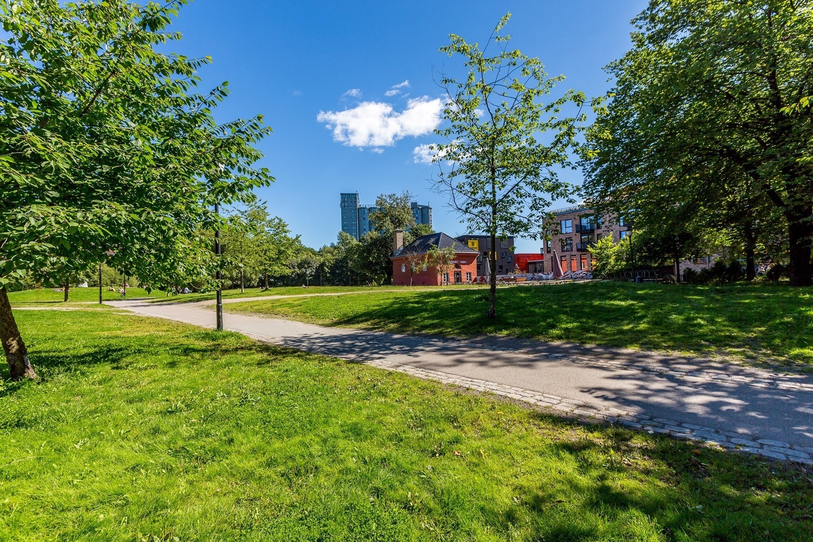 Mange parker i områder, bl.a. Akerselva. Her fra Kubaparken og Fyrhuset Kuba. Galleribilde