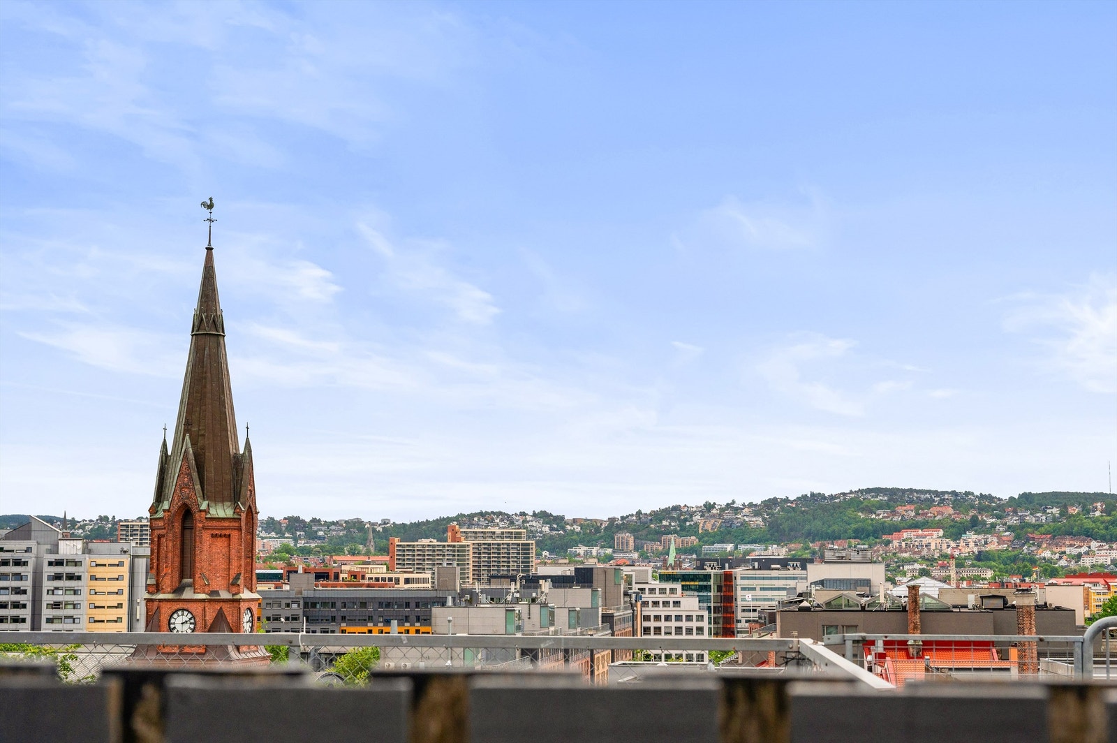 Fra takterrassen har man utsyn helt opp mot Ekeberg. Galleribilde