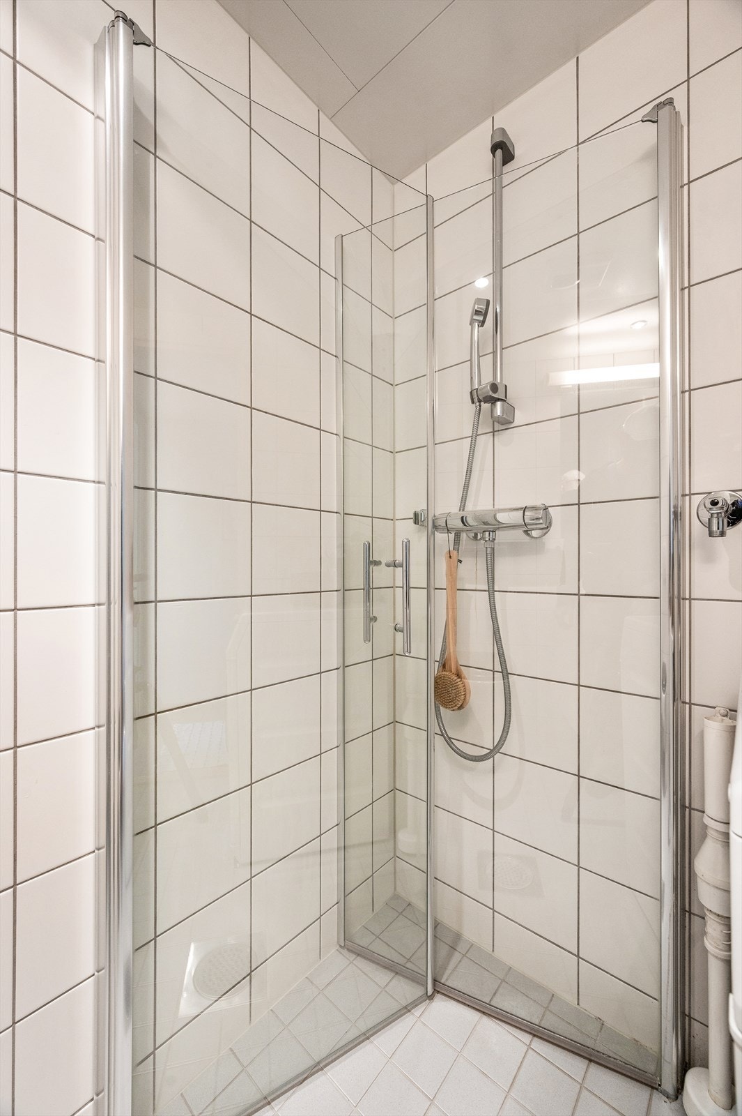 Badet har mekanisk avtrekk via ventil i himlingen for god luftkvalitet. Galleribilde