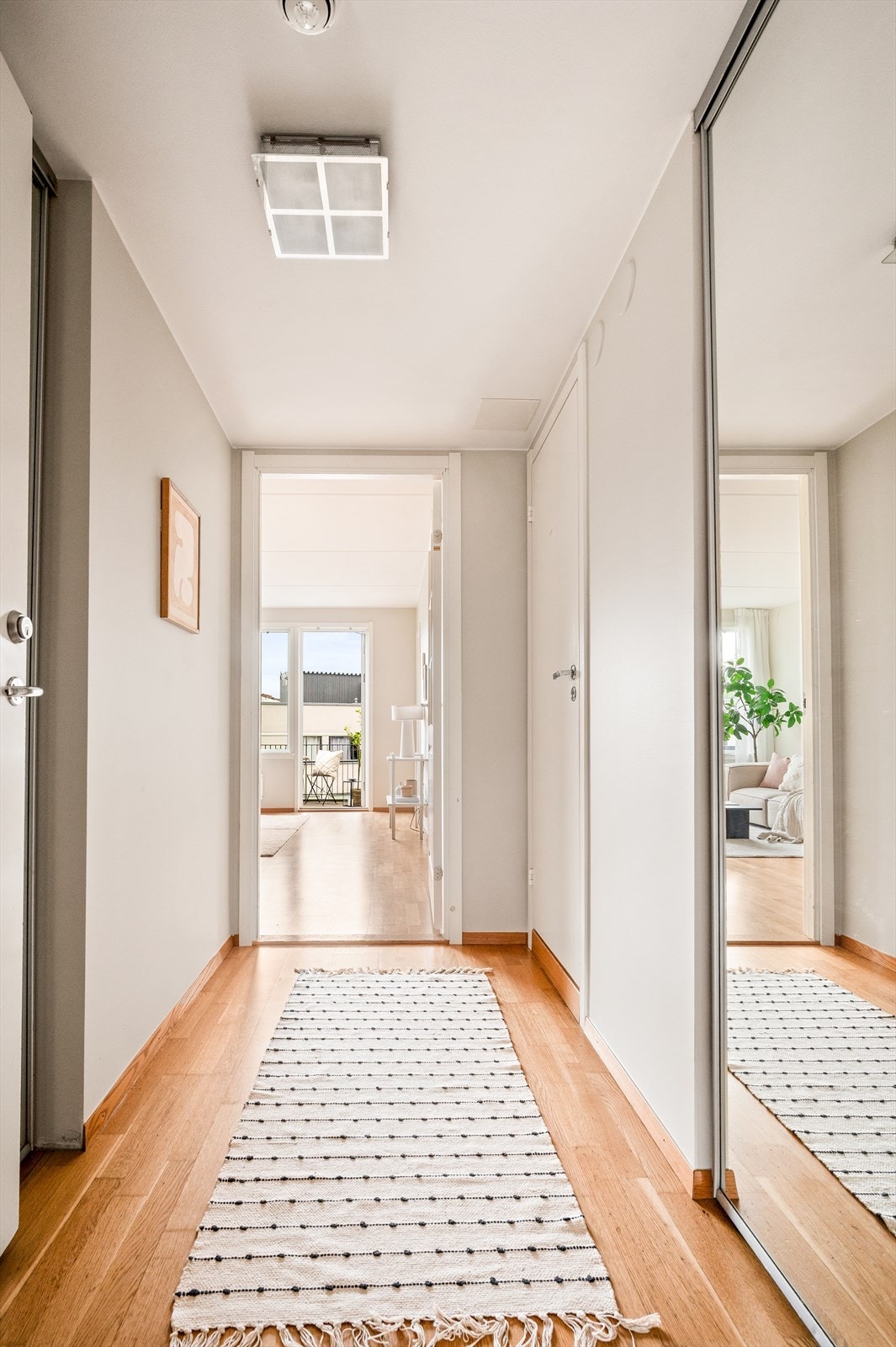 Velkommen inn til en lys og innbydende entré som gir et godt førsteinntrykk av leiligheten. Galleribilde