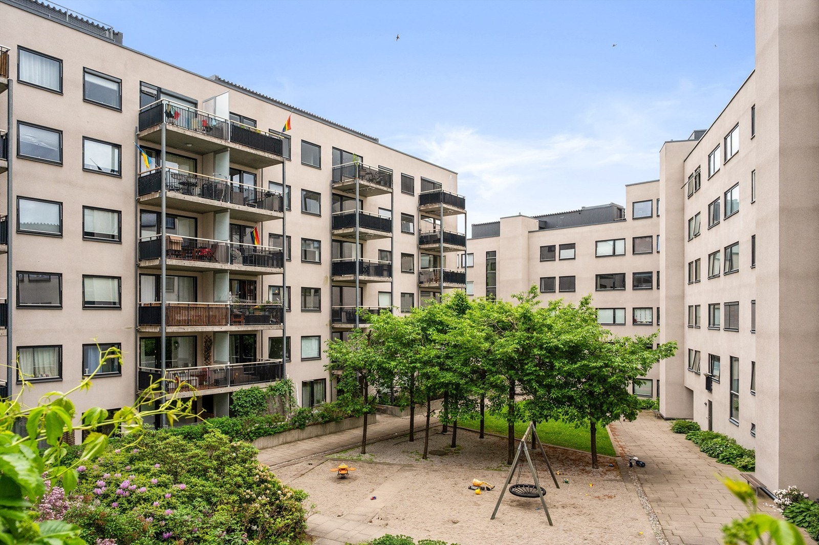 Grønt og stille gårdsrom. Galleribilde