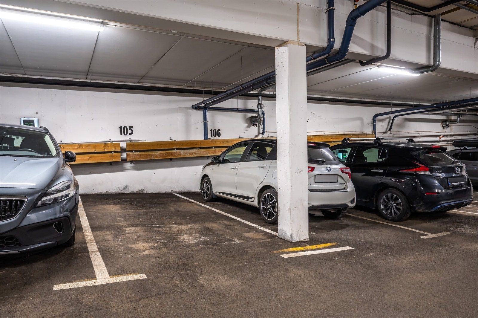 Opsjon på kjøp av garasjeplass 105 med heisadkomst fra leiligheten. Se "parkering" for informasjon. Galleribilde