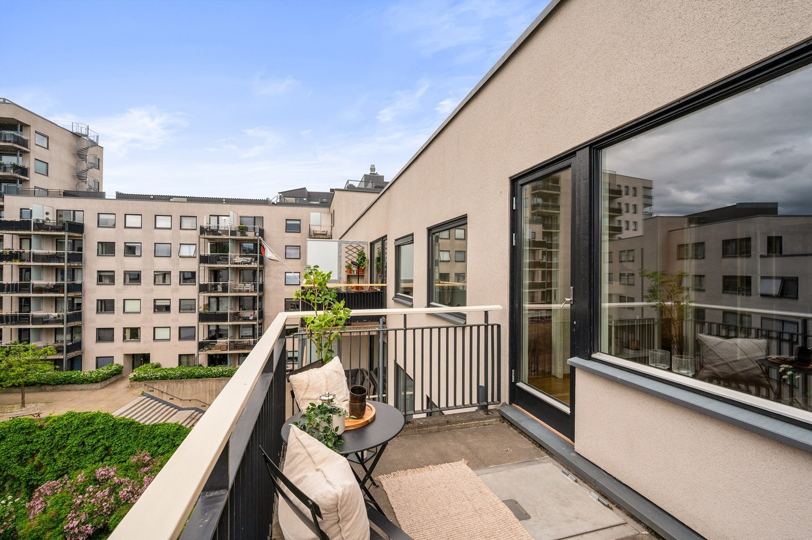 Balkongen vender mot en rolig bakgård, og fungerer som en naturlig forlengelse av stuen på varme sommerdager. Galleribilde