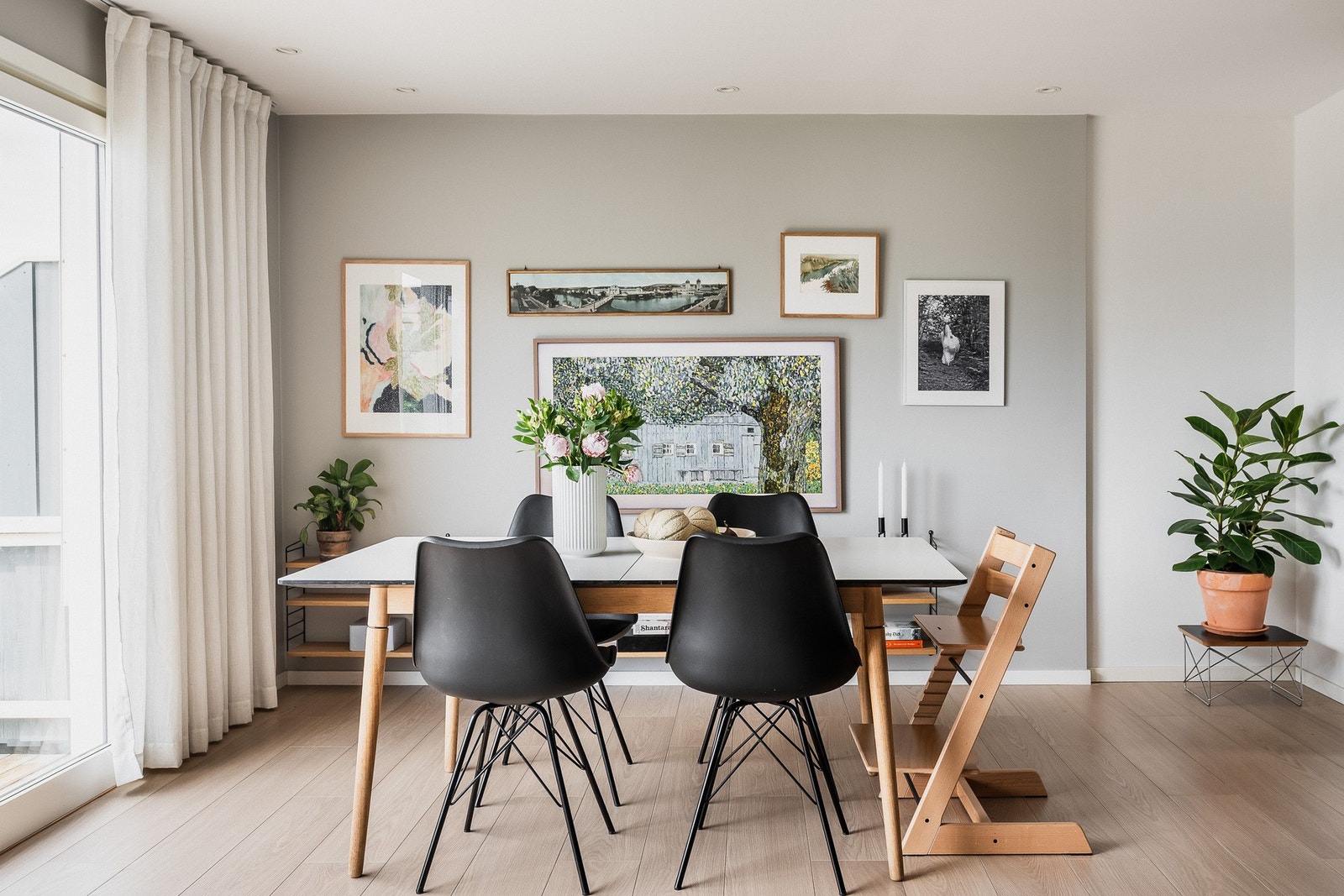 Spiseplassen ligger lyst til og har god plass til langbord når man samler venner og familie. Galleribilde