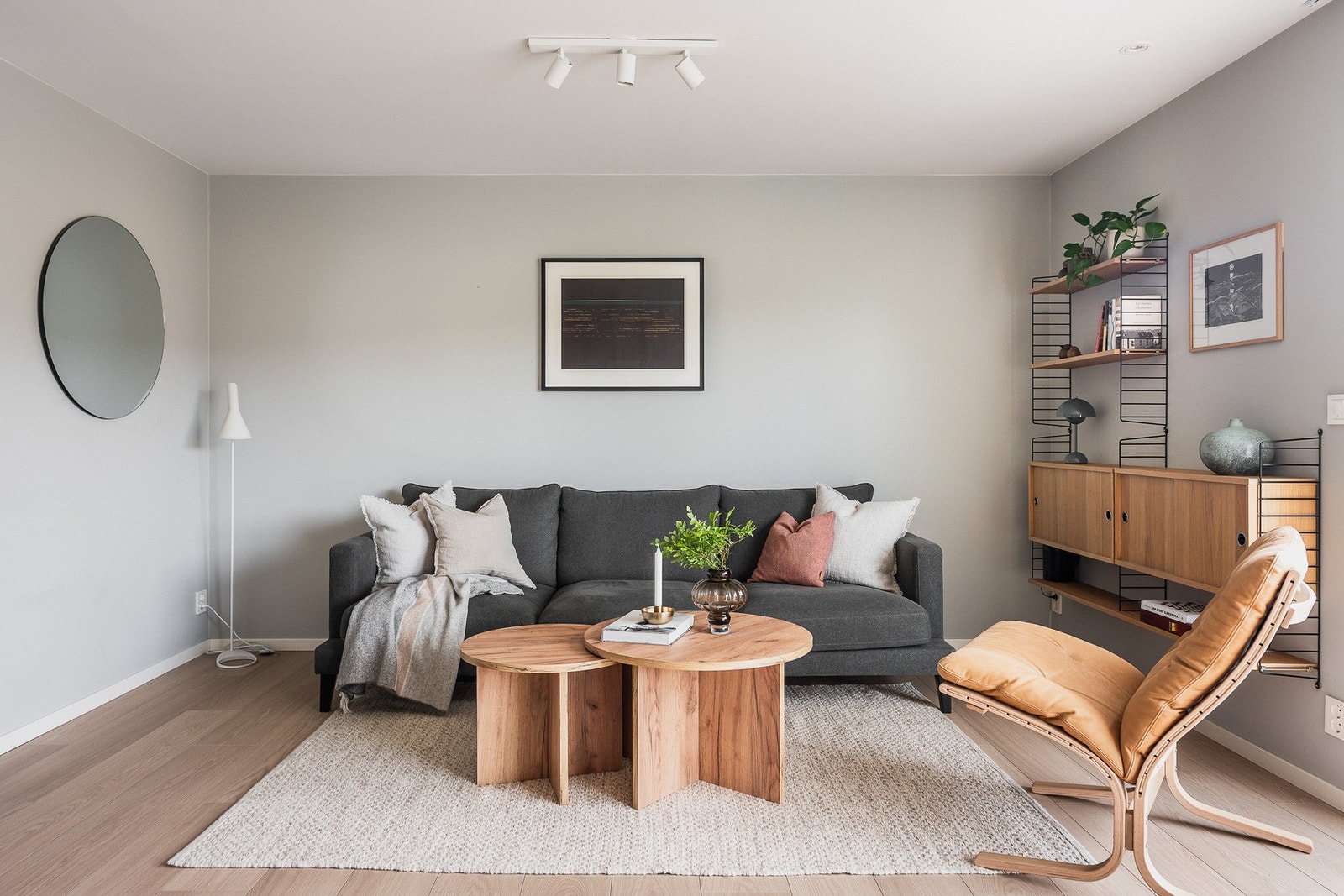 Stuen har en rolig og innbydende stemning med plass til en stor sofagruppe. Galleribilde
