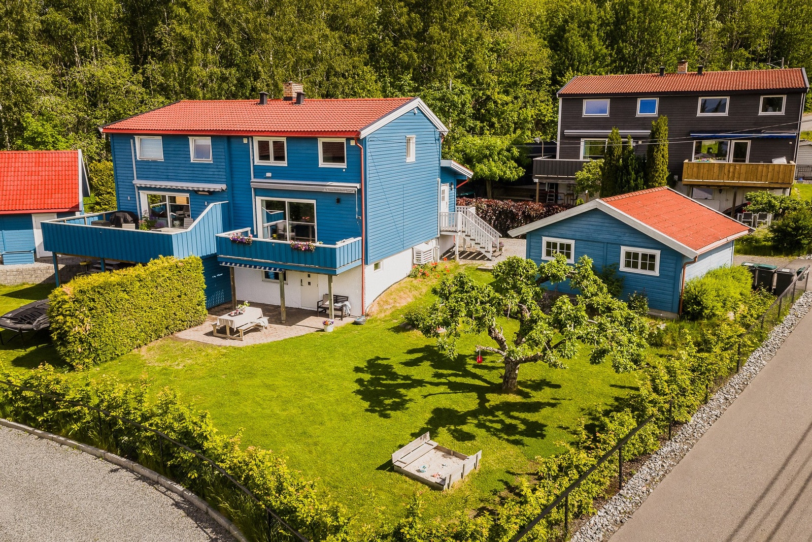 En innholdsrik og oppgradert halvdel av tomannsbolig med solrike uteplasser og gjennomtenkte løsninger. Galleribilde