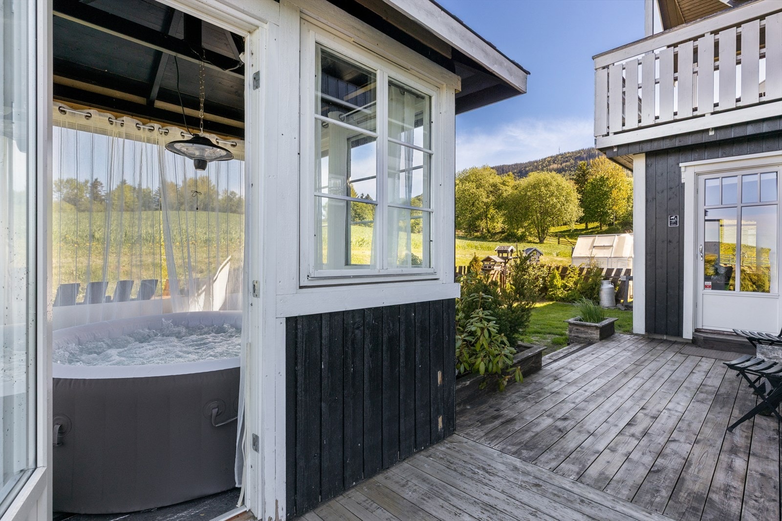 Skjermet jacuzzi på vestsiden av boligen - perfekt for avslappende kvelder. Galleribilde