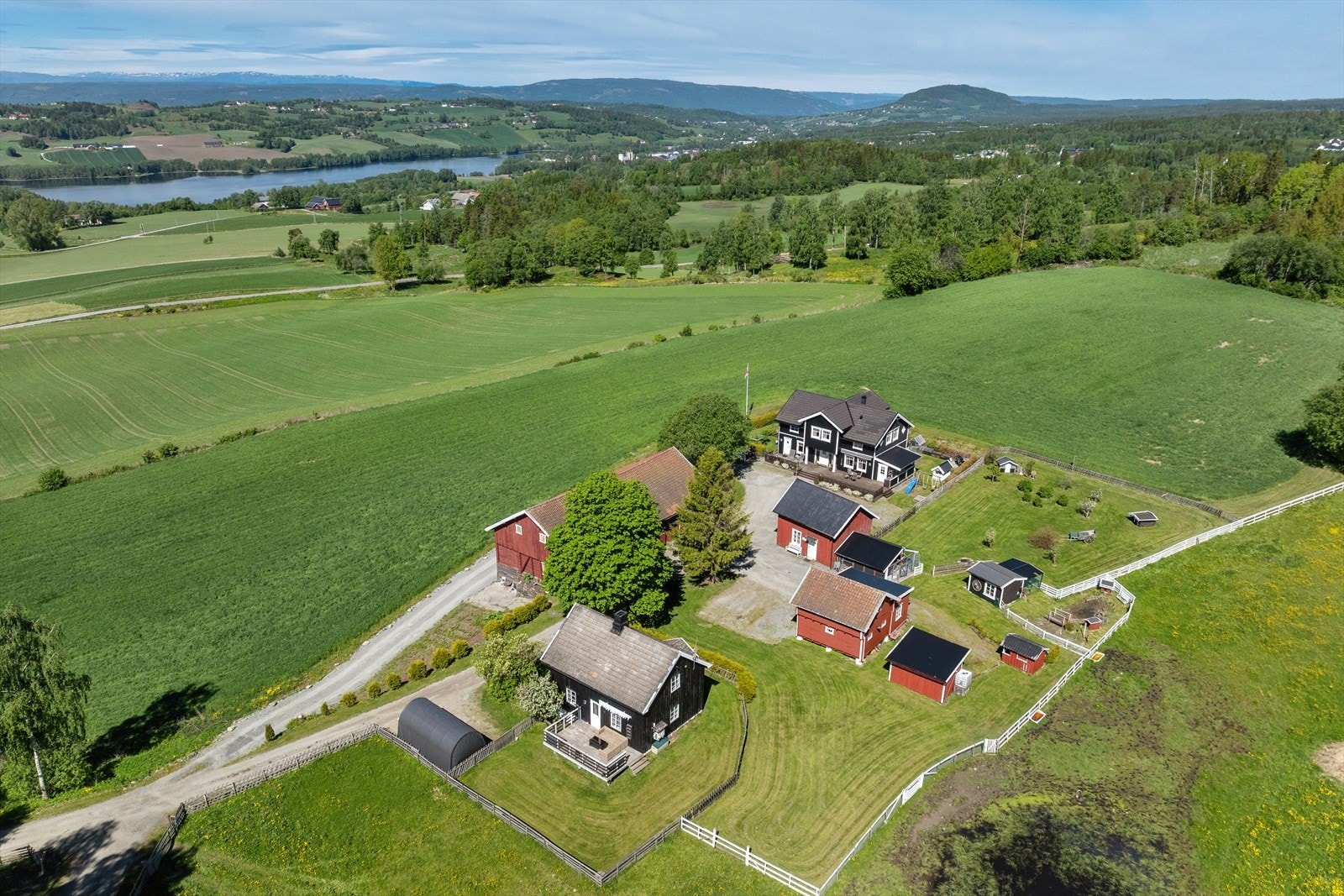 Sjelden mulighet til å sikre seg en stor og innholdsrik eiendom med både bolig, driftsbygninger og naturskjønne omgivelser. Galleribilde