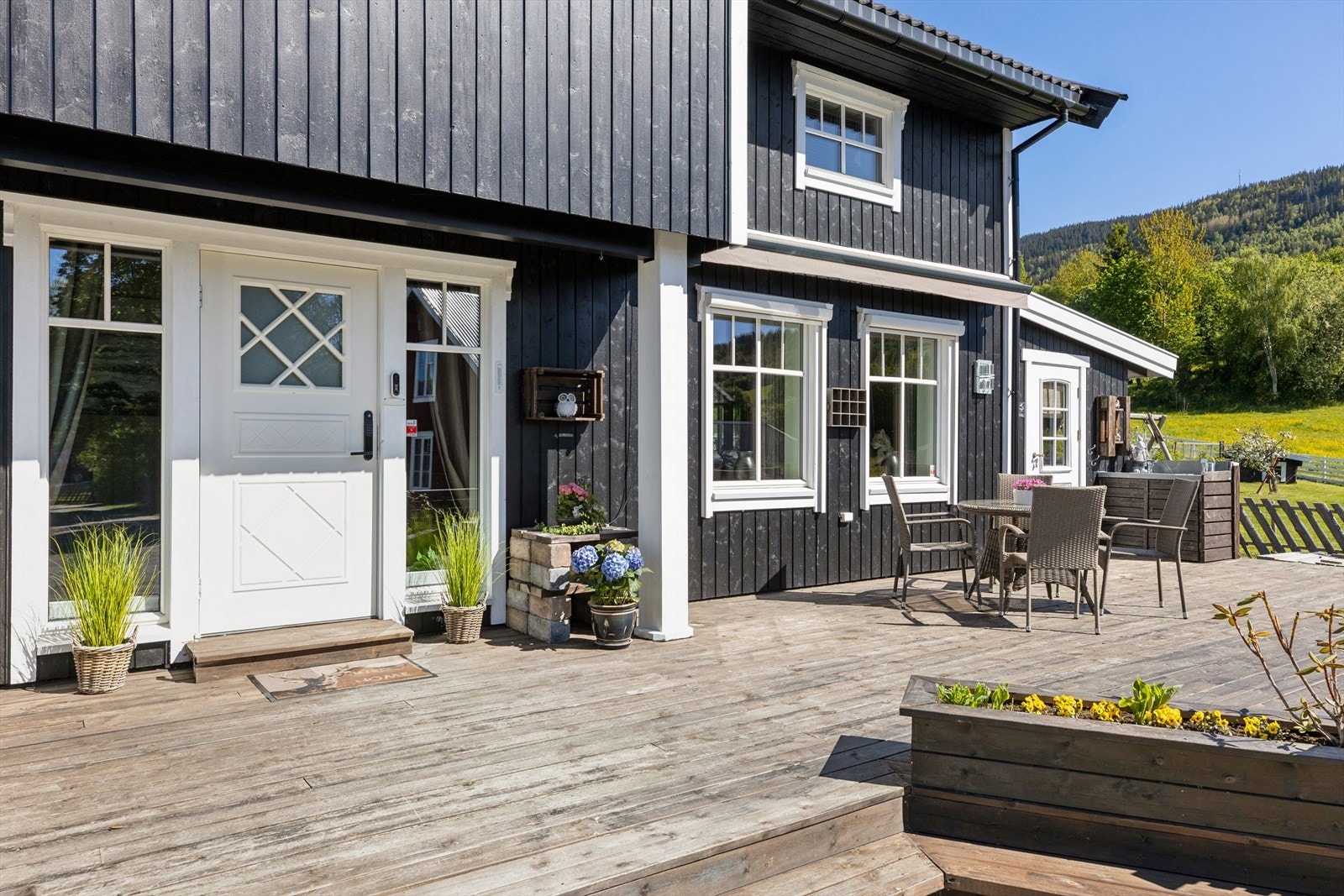 Hyggelig inngangsparti omkranset av terrasse Galleribilde
