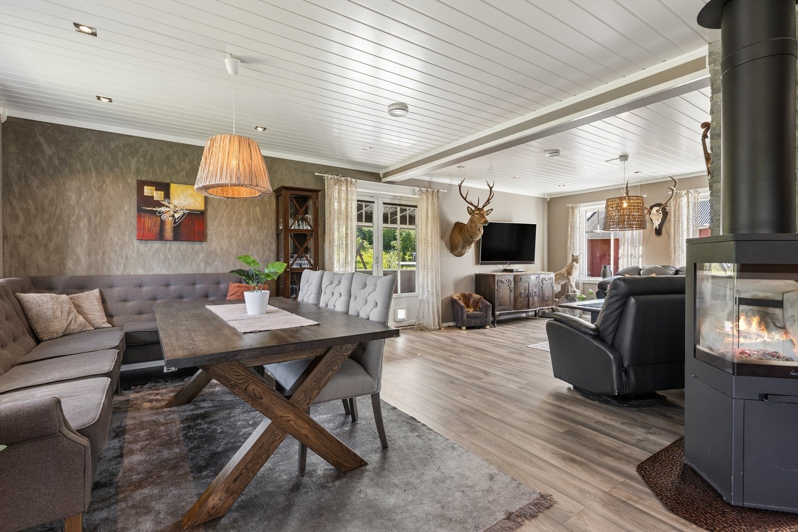Det er stedvis innfelte spottere i taket for rikelig med lys på kveldstid. Galleribilde