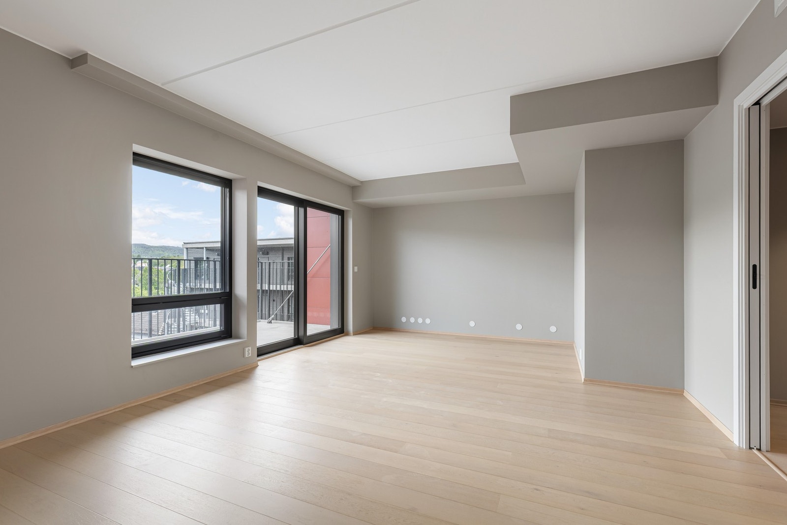 Det er god plass til kjøkkeninnredning på den ene siden av stuen. Galleribilde