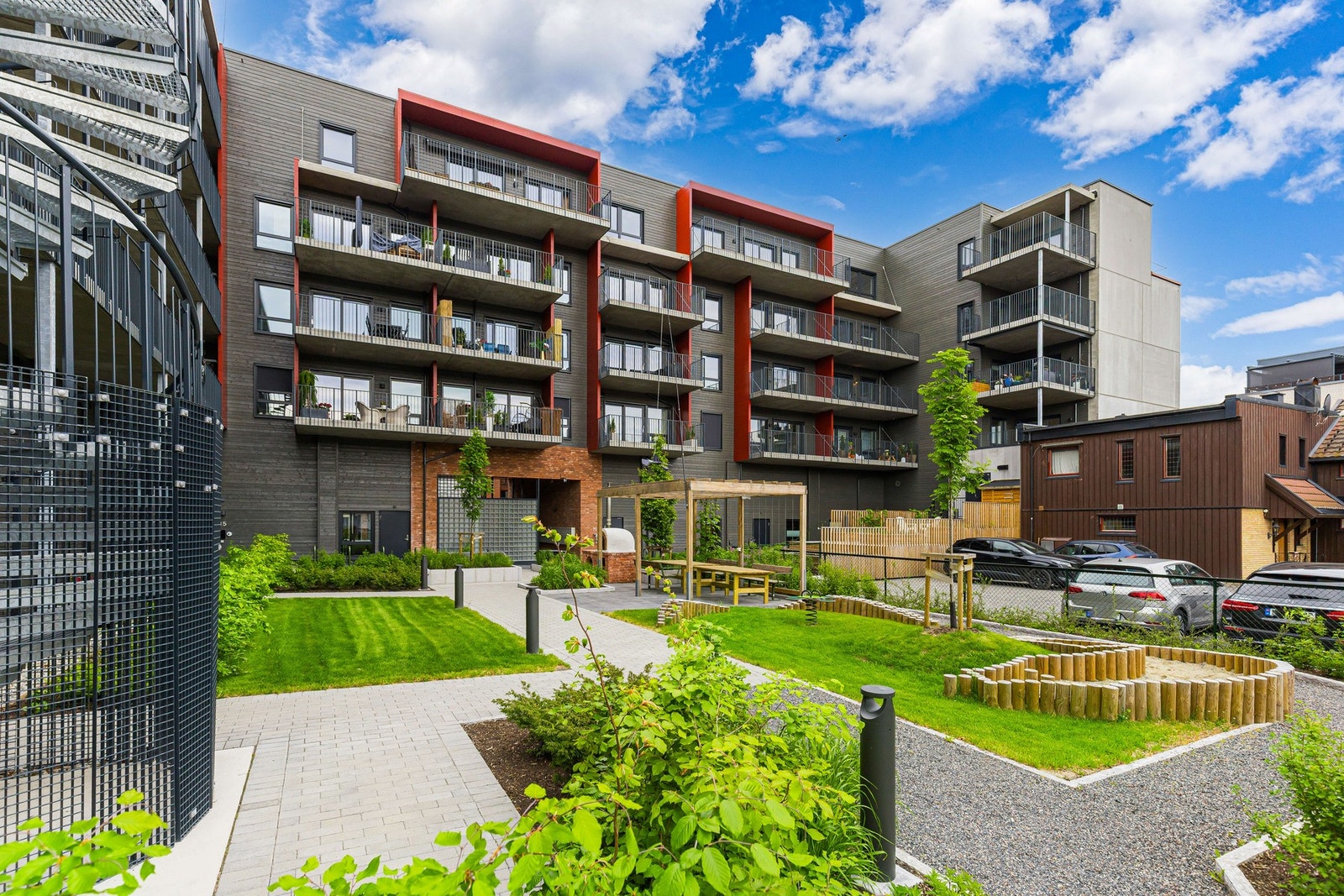 Sameiet kan by på et svært trivelig felles uteområde, hvor det mellom bygningene er etablert et hyggelig og sosialt atrium. Galleribilde