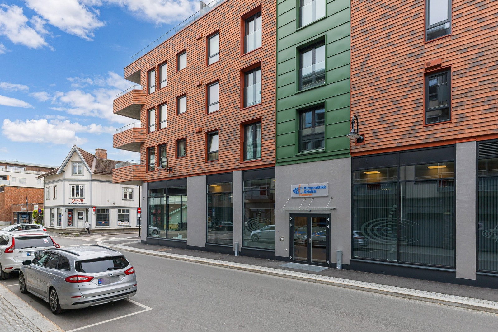 Leiligheten ligger i et populært og barnevennlig område i hjertet av Mjøndalen i Drammen kommune, med Mjøndalen kulturhus som nærmeste nabo. Galleribilde
