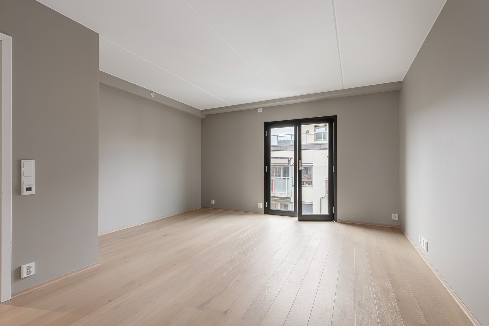 Store vindusflater slipper inn rikelig med naturlig lys, mens den franske balkongen bidrar til en ekstra åpen atmosfære. Galleribilde