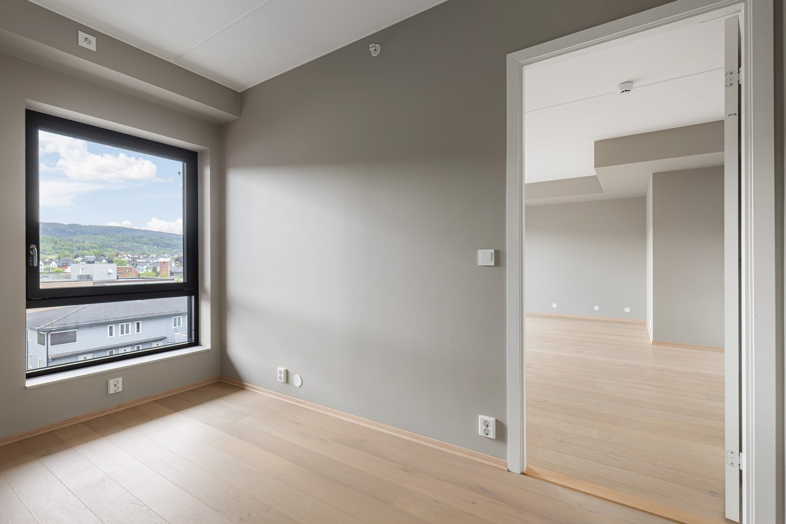 Hybelen har også et soverom med god plass til seng og garderobeskap. Galleribilde