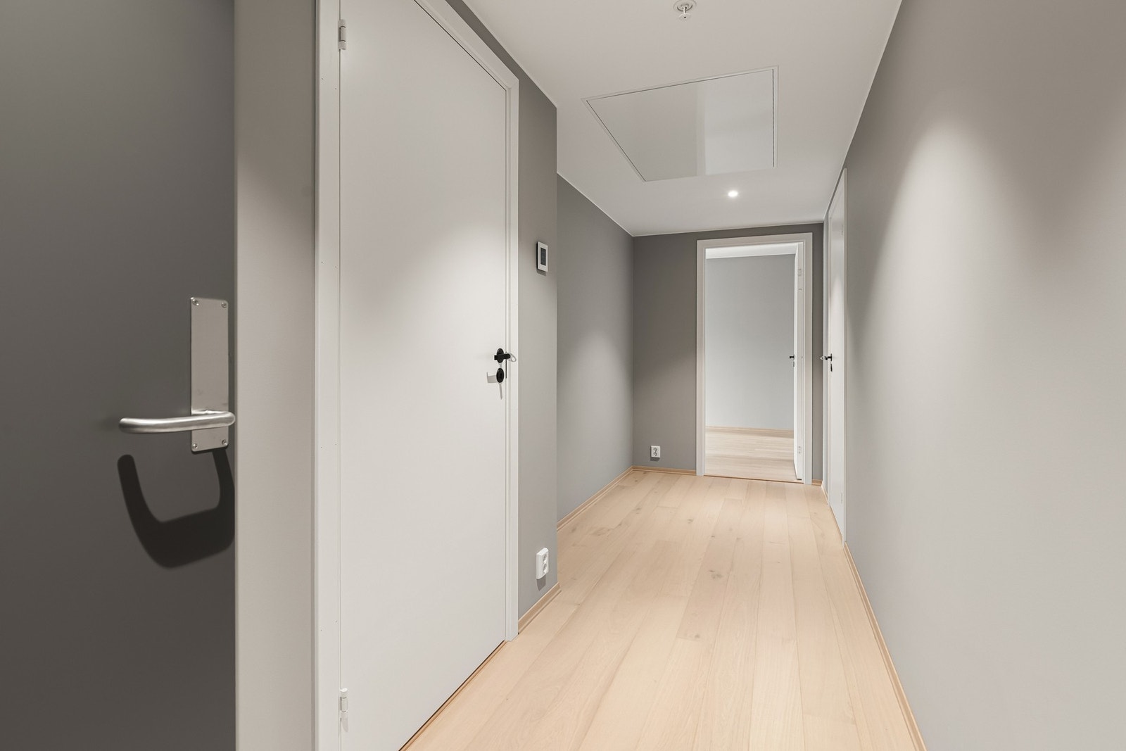 Leiligheten har en innbydende entré med god plass til garderobeløsning og oppbevaring. Galleribilde
