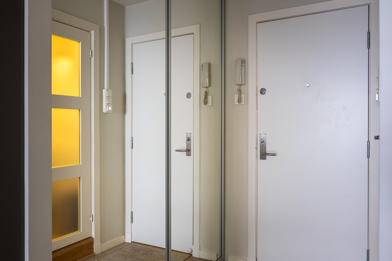 Adkomst til leiligheten i 3. etasje via heis. Bygget har brann- og lydklassifisert entrédør. I gang finner man ytterligere en garderobe med speilfronter som gir gode oppbevaringsmuligheter. Galleribilde