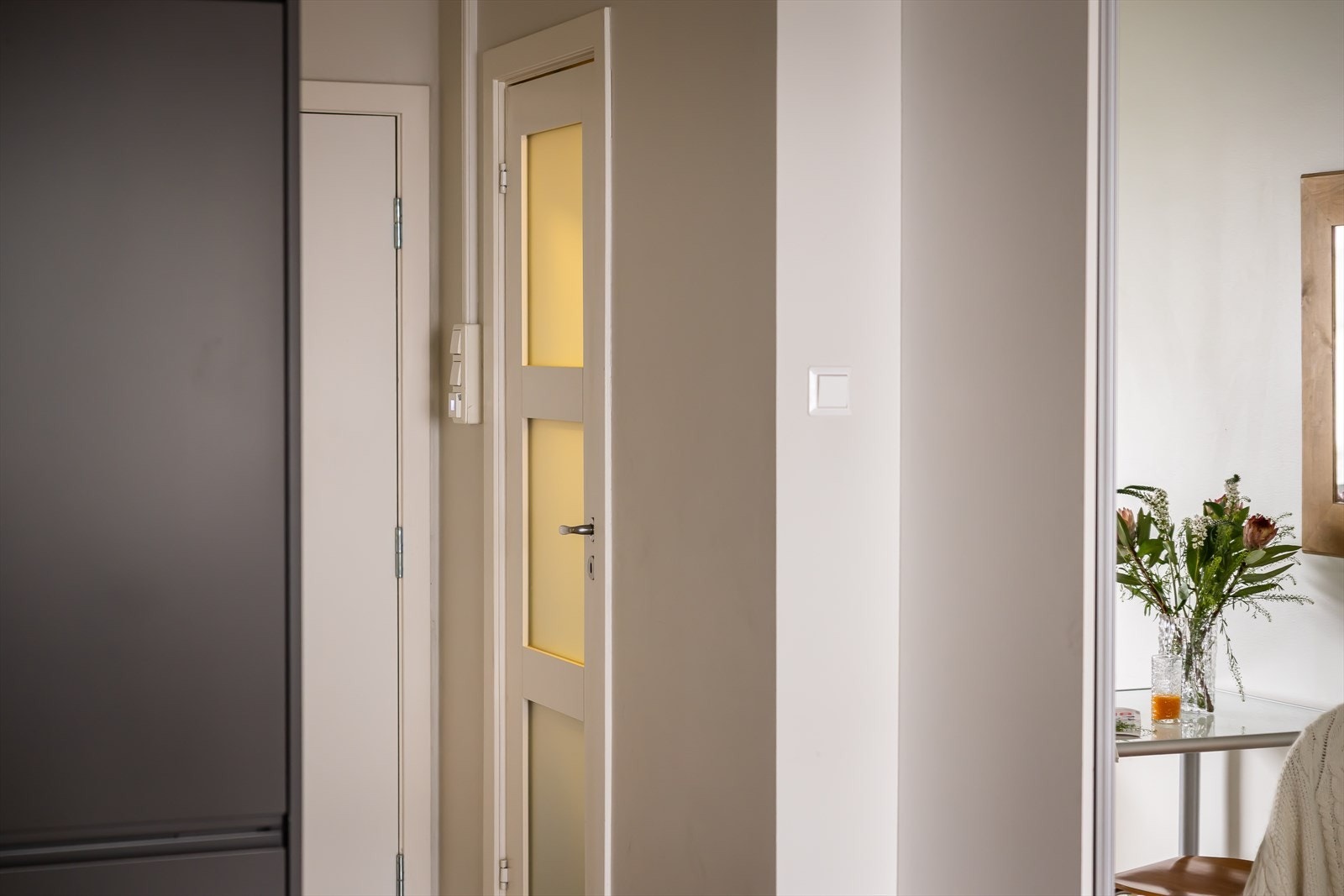 Sikringsskapet er utstyrt med automatsikringer og er plassert i gangen. Fra gang er det videre adkomst til badet. Galleribilde