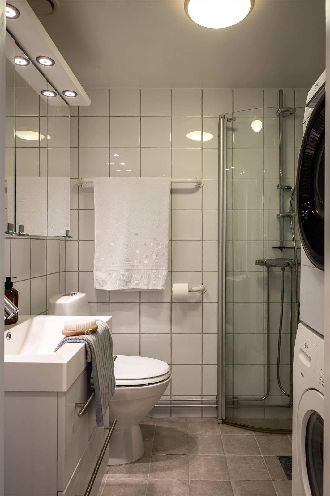 Badet har elektrisk gulvvarme oppgradert i 2022/23, dusjhjørne og opplegg for vaskemaskin. Galleribilde