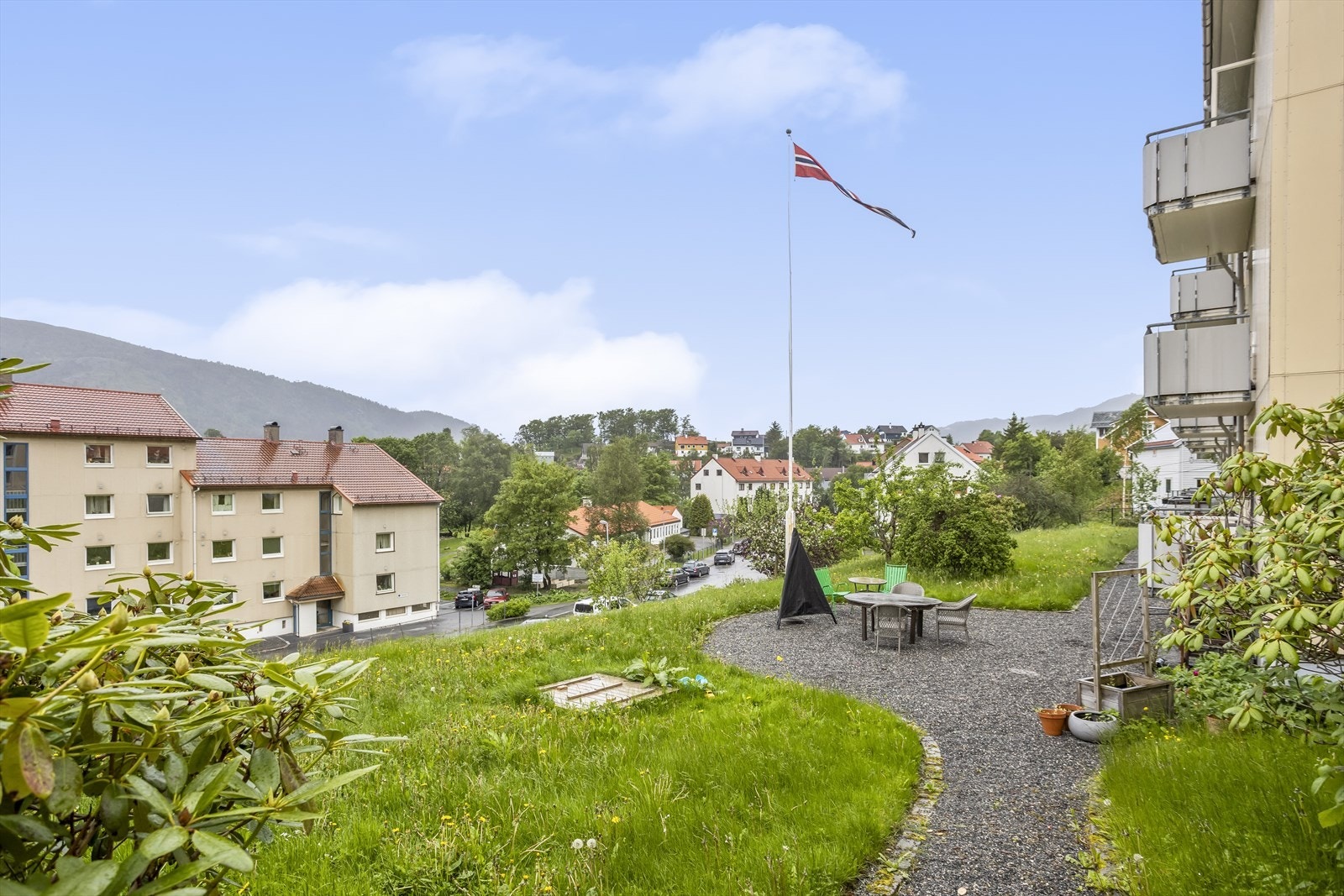 Boliglaget Nordahl Rolfsensv 1-3-5 AS består av til sammen 21 leiligheter i en lavblokk. Galleribilde